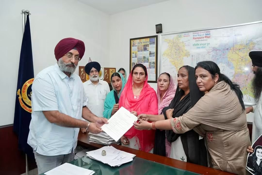 officeofssbadal's tweet photo. ਪੰਜਾਬ ਦੀਆਂ ਧੀਆਂ-ਭੈਣਾਂ ਨੂੰ ਇਨਸਾਫ਼ ਦਿਵਾਉਣ ਲਈ ਸ਼੍ਰੋਮਣੀ ਅਕਾਲੀ ਦਲ ਦੀ "ਮਾਵਾਂ-ਧੀਆਂ ਨੂੰ ਇਨਸਾਫ਼ ਦਿਵਾਓ - ਪੰਜਾਬ ਬਚਾਓ" ਮੁਹਿੰਮ ਵਿੱਚ ਵੱਡੀ ਗਿਣਤੀ ਵਿੱਚ ਸ਼ਮੂਲੀਅਤ ਕਰਨ ਲਈ ��ਲਕਾ ਰਾਮਪੁਰਾ ਫੂਲ ਤੇ ਹਲਕਾ ਭੁੱਚੋ ਦੀਆਂ ਮਹਿਲਾਵਾਂ ਅਤੇ ਇਹਨਾਂ ਹਲਕਿਆਂ ਦੇ ਹਲਕਾ ਇੰਚਾਰਜ ਸਾਹਿਬਾਨ ਸਾਬਕਾ ਕੈਬਨਿਟ ਮੰਤਰੀ, ਪੰਜਾਬ ਸ. ਸਿਕੰਦਰ ਸਿੰਘ ਮਲੂਕਾ ਜੀ (ਹਲਕਾ ਇੰਚਾਰਜ ਰਾਮਪੁਰਾ ਫੂਲ) ਅਤੇ ਡਾ.ਦਲਜੀਤ ਸਿੰਘ ਗੁਰੂ ਜੀ (ਹਲਕਾ ਇੰਚਾਰਜ ਭੁੱਚੋ) ਦਾ ਤਹਿ ਦਿਲੋਂ ਧੰਨਵਾਦ।