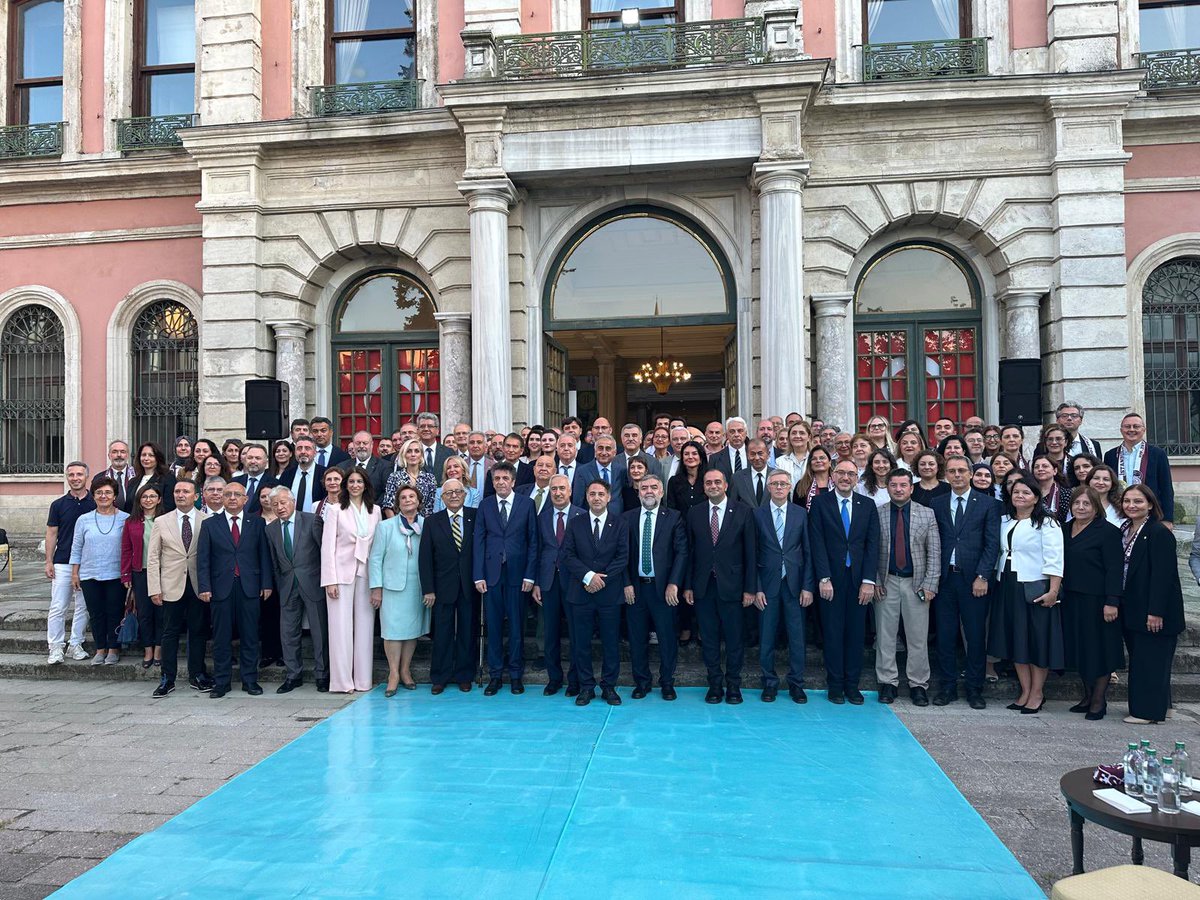 sevansivacioglu's tweet photo. 📍 İstanbul Üniversitesi

İstanbul Tıp Fakültesi’nin 200. Yıl Akademik Açılışı ve 3. Yüzyıla İlk Adım Resepsiyonu vesilesiyle, 200 yıllık köklü geçmişin mirasıyla geleceğe uzanan yeni bir dönemin heyecanını paylaştık.

Yeni akademik yılın; tüm öğrencilerimiz, akademisyenlerimiz ve üniversitemiz için başarılarla dolu, hayırlı ve verimli olmasını diliyorum.

Programda bizleri ağırlayan İstanbul Üniversitesi Rektörü Prof. Dr. Osman Bülent Zülfikar’a ve emeği geçen tüm akademisyenlerimize teşekkür ediyorum.

@istuniresmi
@YuksekogretimK 
@tcmeb
@Yusuf__Tekin