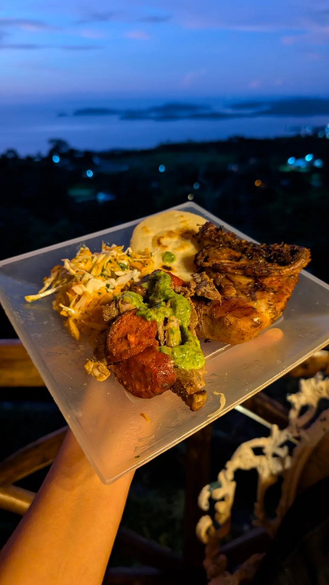 LaSophiaPH's tweet photo. Cuestión de gustos, pero aguante🙌🏻 la parrillita con arepitas, ensalada y guasacaca 🤤❤️

(Amé esta foto que tomé desde las alturas con vista al mar Caribe 🇻🇪). https://t.co/xUERKi9WCR
