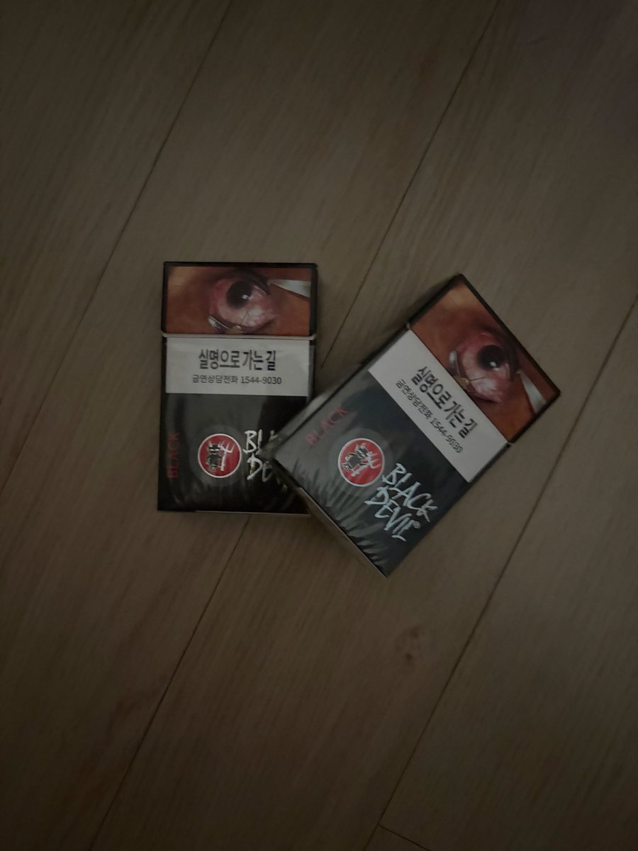 scoxsw1's tweet photo. 블랙데빌 블랙 한 갑 0.8 판매 합니다 ‼️👹
여러 갑 구비 되있습니당~ GS25 담배 이고용 GS25 모든 가게에서 파는것 파는곳이 많지 않습니당 얼른 가져가세용 

#블랙데빌 #일본담배 #연초 #GS25 #신용인 #댈구 #24시 https://t.co/QxHbUr57aO