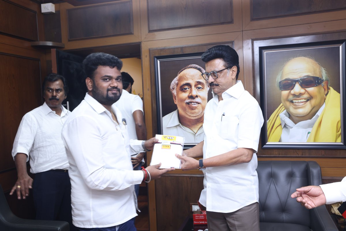 sanjaysasi18's tweet photo. மக்களுக்காக வாழும் தலைவன்…
மக்களின் நெஞ்சில் என்றும் ஆளும் முதல்வர்…@mkstalin ❣️
எங்கள் கழகத் தலைவர், எங்கள் தளபதி! 👑🌄🖤❤️
அவர் வழியில் பயணிப்பதே எங்கள் பெருமை! 🔥
#dmk #DMK78 #MKStalin
@dmk_youthwing @Dmkmalik1 @arivalayam @DMKITwing @DMK4TN https://t.co/rl4HbL1lUh