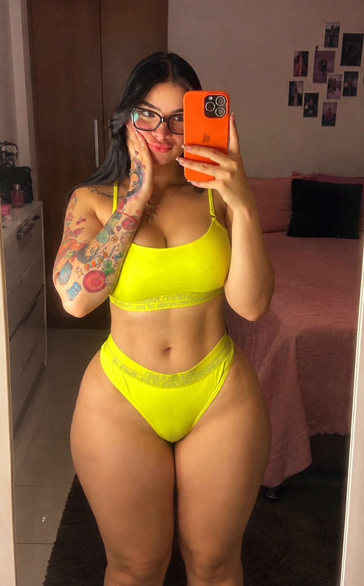 Nataliaheeu's tweet photo. Acordei me sentindo gorda, estou gorda mesmo? 🤔 https://t.co/jsAYOL6auX