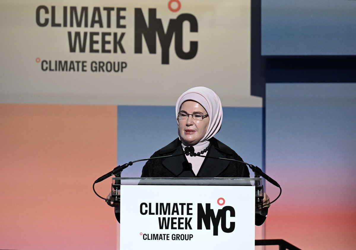 EmineErdogan's tweet photo. New York İklim Haftası 2026’nın Açılış Töreni’nde, ortak evimiz dünya için sorumluluk üstlenen değerli isimlerle bir arada olmaktan büyük bir memnuniyet duydum.

İnsan faaliyetlerinin yeryüzünde bıraktığı ağır yükün en görünür sonuçlarından biri olan iklim değişikliği karşısında izlenecek yolu değerlendirdik.

İnanıyorum ki çözüm, atıklarımızla birlikte alışkanlıklarımızdaki aşırılıkları azaltmaktan; sistemlerle birlikte zihniyetimizi de değiştirmekten geçiyor. 

Doğayla ilişkimizi yeniden ölçü ve adalet üzerine kurmalıyız.

Bu anlayıştan doğan Sıfır Atık hareketi, iklim krizi karşısında bireyi gözlemci olmaktan çıkarıp çözümün baş aktörü haline getiriyor.

Küçük adımların yaygınlaştığında toplumsal bir kültüre, doğru politikalarla ise kalıcı bir sisteme dönüşebildiğini gösteriyor.

İşte bu nedenle Sıfır Atık yaklaşımının iklim eyleminin güçlü araçlarından biri olarak benimsenmesi için dayanışmamızı büyütmeliyiz. 

New York İklim Haftası’nın, yeni fikirlerle birlikte yeni alışkanlıklara, ortak sorumlulukla birlikte ortak eyleme vesile olmasını diliyorum. #ClimateWeekNYC @ClimateGroup @sifiratikvakfi0