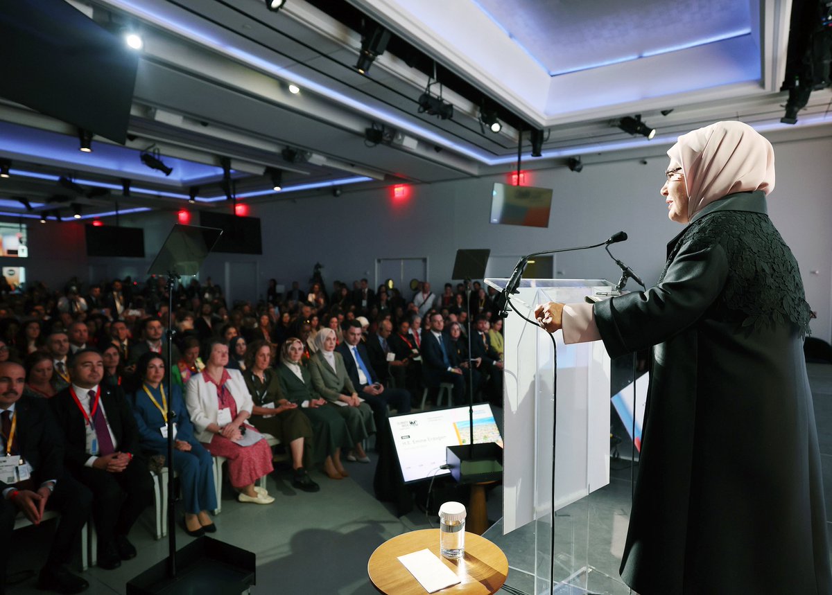 EmineErdogan's tweet photo. New York İklim Haftası 2026’nın Açılış Töreni’nde, ortak evimiz dünya için sorumluluk üstlenen değerli isimlerle bir arada olmaktan büyük bir memnuniyet duydum.

İnsan faaliyetlerinin yeryüzünde bıraktığı ağır yükün en görünür sonuçlarından biri olan iklim değişikliği karşısında izlenecek yolu değerlendirdik.

İnanıyorum ki çözüm, atıklarımızla birlikte alışkanlıklarımızdaki aşırılıkları azaltmaktan; sistemlerle birlikte zihniyetimizi de değiştirmekten geçiyor. 

Doğayla ilişkimizi yeniden ölçü ve adalet üzerine kurmalıyız.

Bu anlayıştan doğan Sıfır Atık hareketi, iklim krizi karşısında bireyi gözlemci olmaktan çıkarıp çözümün baş aktörü haline getiriyor.

Küçük adımların yaygınlaştığında toplumsal bir kültüre, doğru politikalarla ise kalıcı bir sisteme dönüşebildiğini gösteriyor.

İşte bu nedenle Sıfır Atık yaklaşımının iklim eyleminin güçlü araçlarından biri olarak benimsenmesi için dayanışmamızı büyütmeliyiz. 

New York İklim Haftası’nın, yeni fikirlerle birlikte yeni alışkanlıklara, ortak sorumlulukla birlikte ortak eyleme vesile olmasını diliyorum. #ClimateWeekNYC @ClimateGroup @sifiratikvakfi0