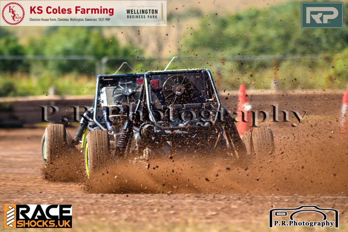 LydiaPiskuhjfc's tweet photo. Two Class 9s, lined up, drifting and kicking up the same dirt. Season sponsors: KS Coles Farming, RP Overland, RP Motorhomes, RaceShocks UK. https://t.co/O9stAlbYz1