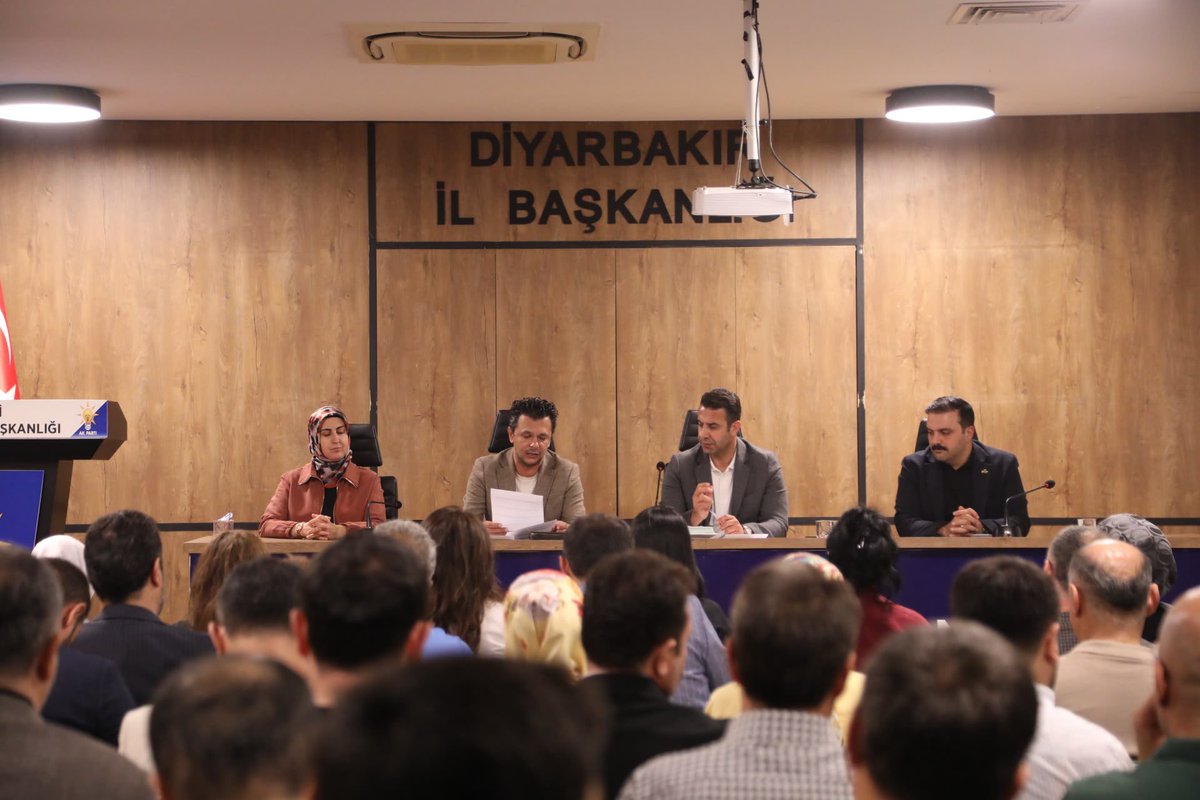 MBeranDilek's tweet photo. 📍 Diyarbakır AK Parti İl Başkanlığı

İl Başkanımız Sayın Hamit Sümer öncülüğünde, İl Yönetim Kurulu toplantımızı gerçekleştirdik.

Toplantımızda teşkilat çalışmalarımızı, ilimizde yürütülen faaliyetleri ve önümüzdeki döneme ilişkin çalışmalarımızı değerlendirdik.

Alınan kararların ve yürütülecek çalışmaların teşkilatımıza ve Diyarbakır’ımıza hayırlı olmasını diliyoruz.

@HamitSumer21 
@Akparti 
@akpartidbakir