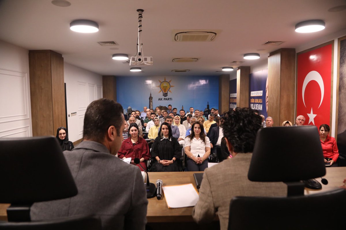 MBeranDilek's tweet photo. 📍 Diyarbakır AK Parti İl Başkanlığı

İl Başkanımız Sayın Hamit Sümer öncülüğünde, İl Yönetim Kurulu toplantımızı gerçekleştirdik.

Toplantımızda teşkilat çalışmalarımızı, ilimizde yürütülen faaliyetleri ve önümüzdeki döneme ilişkin çalışmalarımızı değerlendirdik.

Alınan kararların ve yürütülecek çalışmaların teşkilatımıza ve Diyarbakır’ımıza hayırlı olmasını diliyoruz.

@HamitSumer21 
@Akparti 
@akpartidbakir