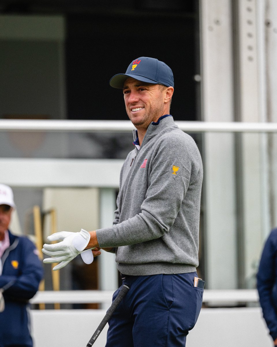 PresidentsCup's tweet photo. The U.S. Team has arrived at Medinah Country Club.

#PresidentsCup | #USTeam https://t.co/fh84phSFOU