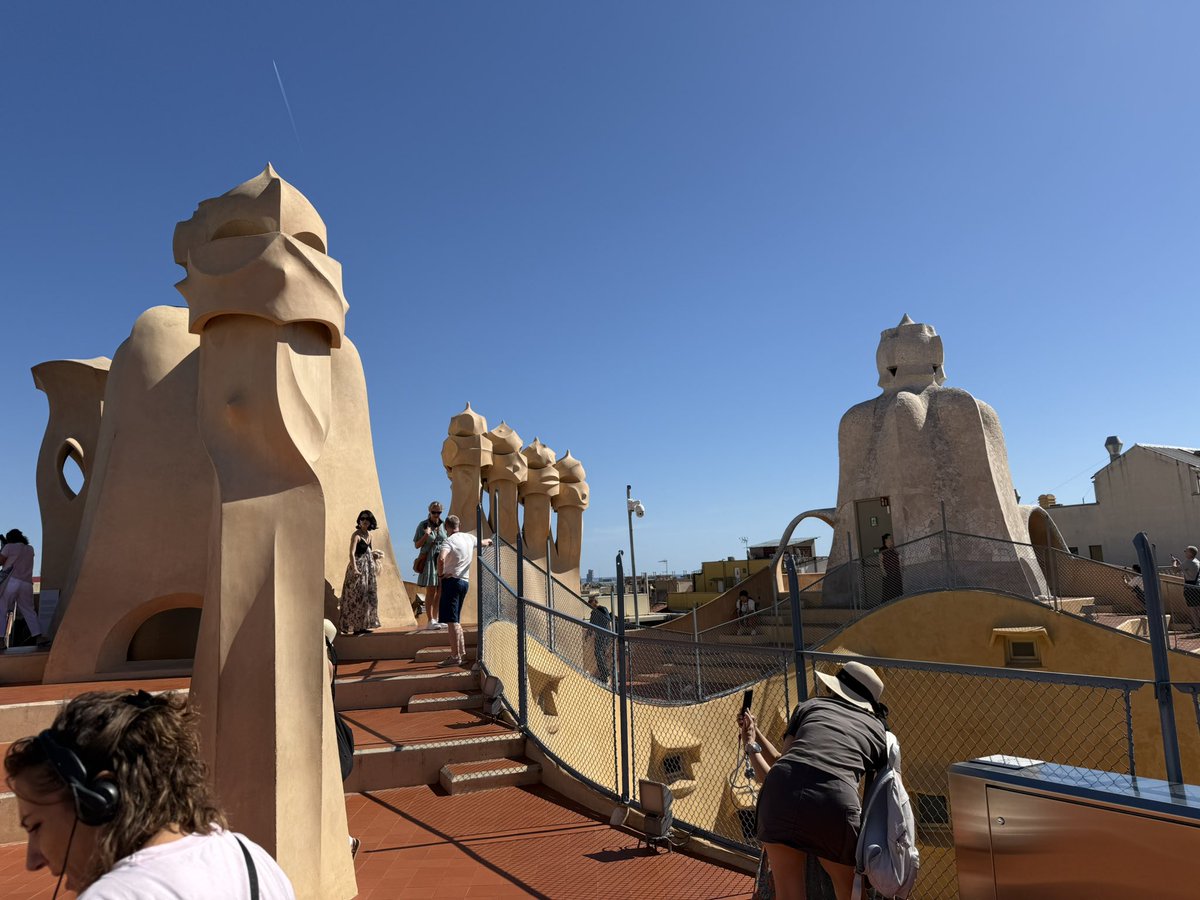 fifinhoso's tweet photo. #Barcelona #Gaudi
#Casapedrera
La meraviglia ❤️😎 https://t.co/2sJ9j56is3