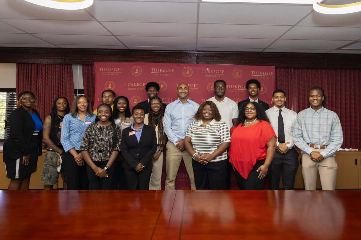repscfigures's tweet photo. It's always a good conversation when I meet with the students at Tuskegee. I got to hear about the issues that matter most and their ideas about the changes they would like to see in their community. These students are definitely leaders in the making. ❤️💛 (Photos courtesy of Tuskegee University)