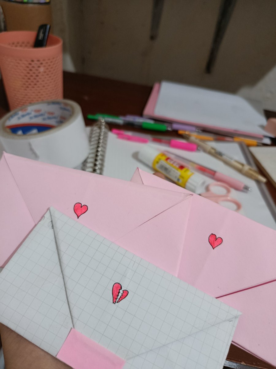 jaanisy's tweet photo. jam 6 pagi ujian benkyoukai meanwhile aku malemnya keasikan bikin surat buat senpaitachi dan blm belajar samsek ❤️ https://t.co/XNhUErv4oD