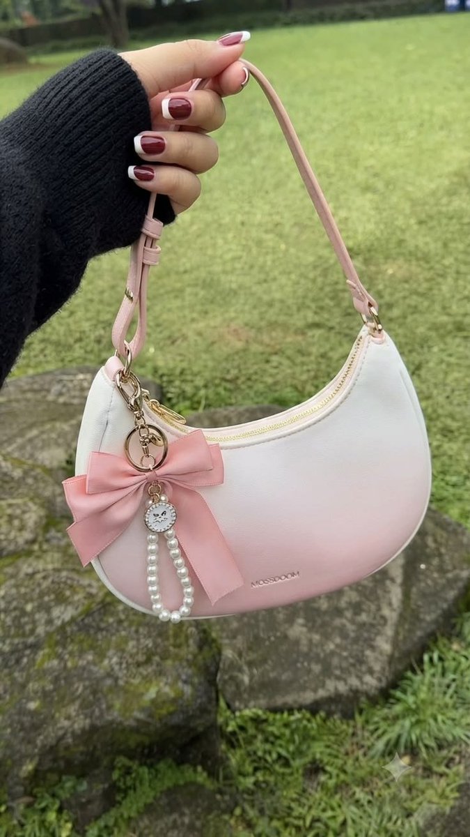 Aylavesper01's tweet photo. Okayyy I’m kinda obsessed with this bag🎀Such a cute little accessory!✨What do you guys think? 💕 https://t.co/6hAzp1WAcj