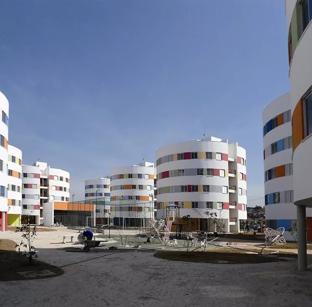 im4liability's tweet photo. @yurizubek Oi yuri, tudo bem? não é vdd. Existem ótimos exemplos de habitação de interesse social no Brasil. O problema é que a lógica do lucro de grandes construtoras produzem projetos mal executados. Tem esses do Biselli Katchborian, do Ruy Ohtake e do Afonso Eduardo Reidy. Dá uma olhada! https://t.co/G9SFLi3Kmp