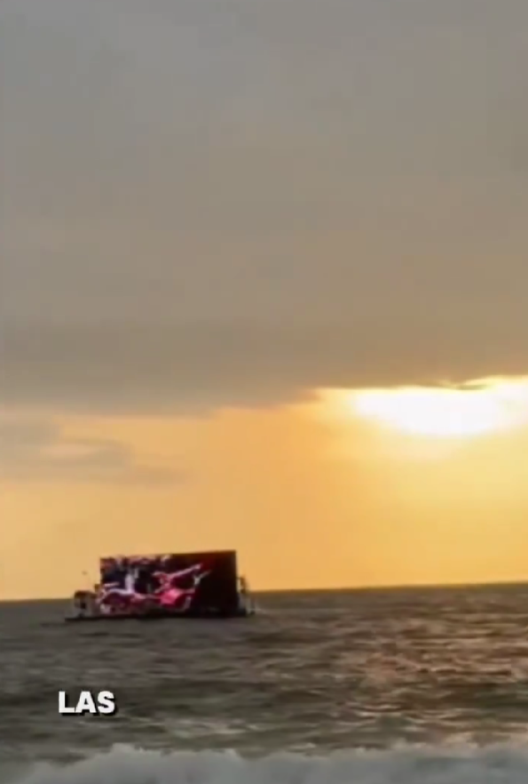 NotiGDL's tweet photo. Pantallas LED gigantes generan críticas por impacto visual en Puerto Vallarta

La instalación de pantallas LED de gran tamaño sobre el mar, frente a Puerto Vallarta, ha generado cuestionamientos por su impacto visual en la Bahía de Banderas. ¿Qué opinas? https://t.co/fZPp35gdzY