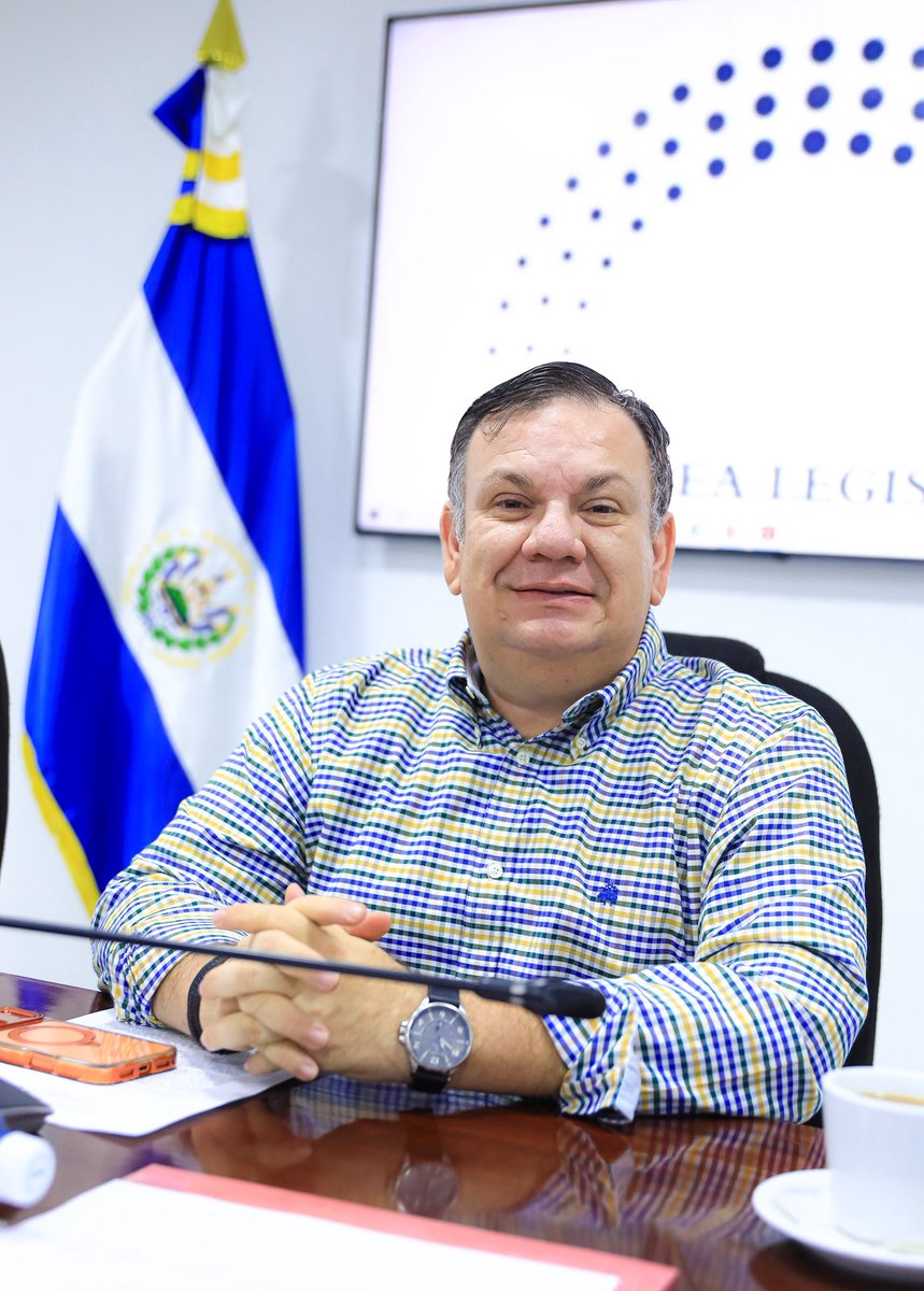 ChrisGuevaraG's tweet photo. En #ComisiónHacienda votamos a favor de importantes proyectos que buscan seguir transformando el país y mejorar la calidad de vida de las familias.

🏠 Más oportunidades para acceder a una vivienda digna.
🛣️ Mejoras en caminos y conexiones viales, especialmente en zonas que por años esperaron atención.
🏪 Reconstrucción de mercados municipales para brindar mejores espacios a comerciantes y familias.
👵 Apoyo a programas que benefician a nuestros adultos mayores.
📚 Y respaldo a iniciativas culturales y de evangelización que contribuyen al desarrollo de las comunidades.