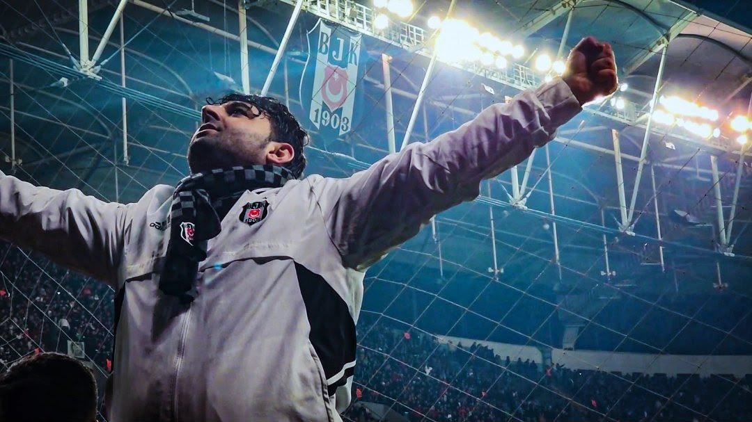tribun_bjk's tweet photo. Amigo Mustafa, yıllardır bu tribünün emektarlarından; “Sadece Beşiktaş” mottosundan bir gün olsun şaştığını görmediğimiz isimlerden biridir.

At izinin it izine karıştığı, Kartal ile papağanların birbirine harmanlanmaya çalışıldığı bu ortamda, Amigo Mustafa’ya yönelik yapılan itibar suikastıyla konunun çarpıtılmasına müsaade etmeyeceğiz.

Olayın sorumluları bellidir. Kesilecek ceza da zamanı geldiğinde karşılığını bulacaktır.

Tüm sağduyulu Beşiktaşlıları, olayın failleriyle Amigo Mustafa’yı birbirine karıştırmamaları konusunda uyarıyoruz.

Amigo Mustafa bizdir, bizdendir. Görüşü de düşüncesi de bizimle paraleldir. #çArşı