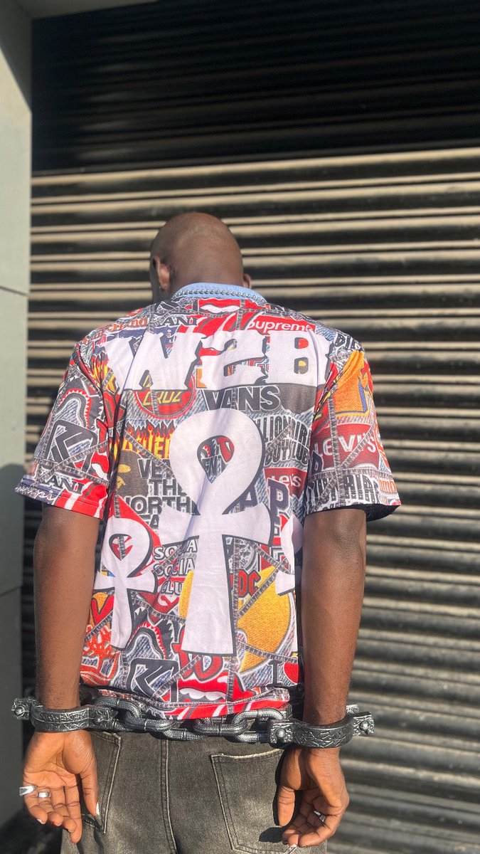BeezyOsha's tweet photo. 🚨BREAKING: Nigerian Designer gets sued by Supreme, Stussy and 99 others for slapping their logo on a jersey😳🔥 https://t.co/R9Cnn65Ws2
