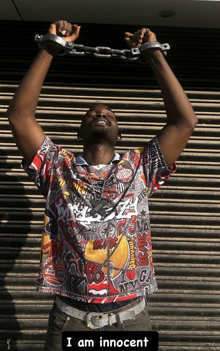 BeezyOsha's tweet photo. 🚨BREAKING: Nigerian Designer gets sued by Supreme, Stussy and 99 others for slapping their logo on a jersey😳🔥 https://t.co/R9Cnn65Ws2