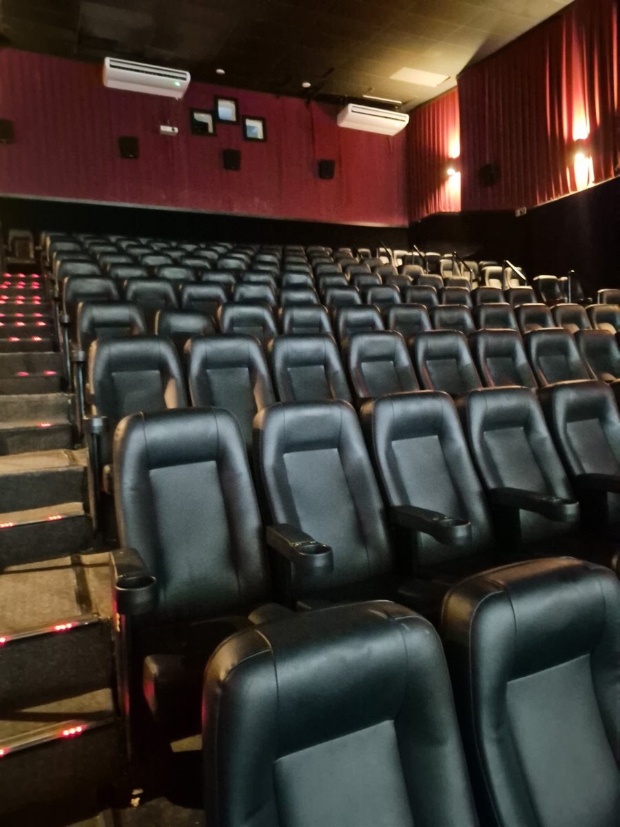 Thiefbello's tweet photo. Ontem fui ao cinema e a sessão estava completamente vazia. Meu orimeiro sentimento foi de empolgação com a sessao exclusiva, depois passei aproximadamente 1 hora com o cu trancado pensando em tudo que poderia acontecer justamente por estar sozinha

Ser mulher https://t.co/Vzzsw6OAFI