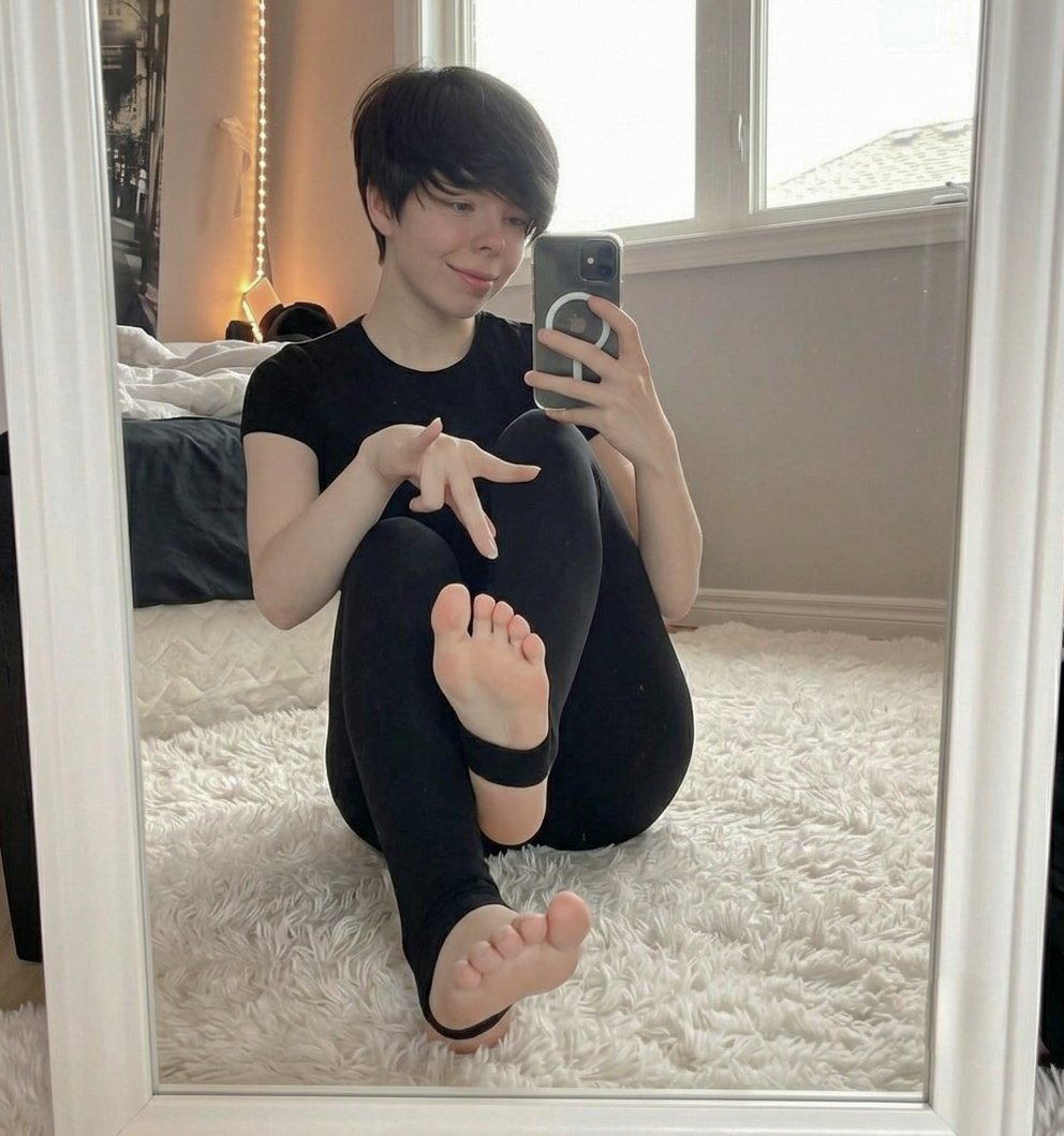 cute_femboy_20's tweet photo. How many Rts my feet deserves! 🤭 https://t.co/WI5kAh3Ln9