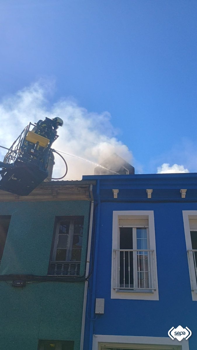 112Asturias's tweet photo. Quema parte de la techumbre de dos viviendas y una tercera resulta afectada por el humo en Barros #Langreo. Una persona se traslado por sus medios al centro de salud con quemaduras en las manos. Hasta el lugar se desplazaron @BomberosAstur #SMRA #LaMorgal #Caso y jefe de zona. https://t.co/6vuM1sJzkX