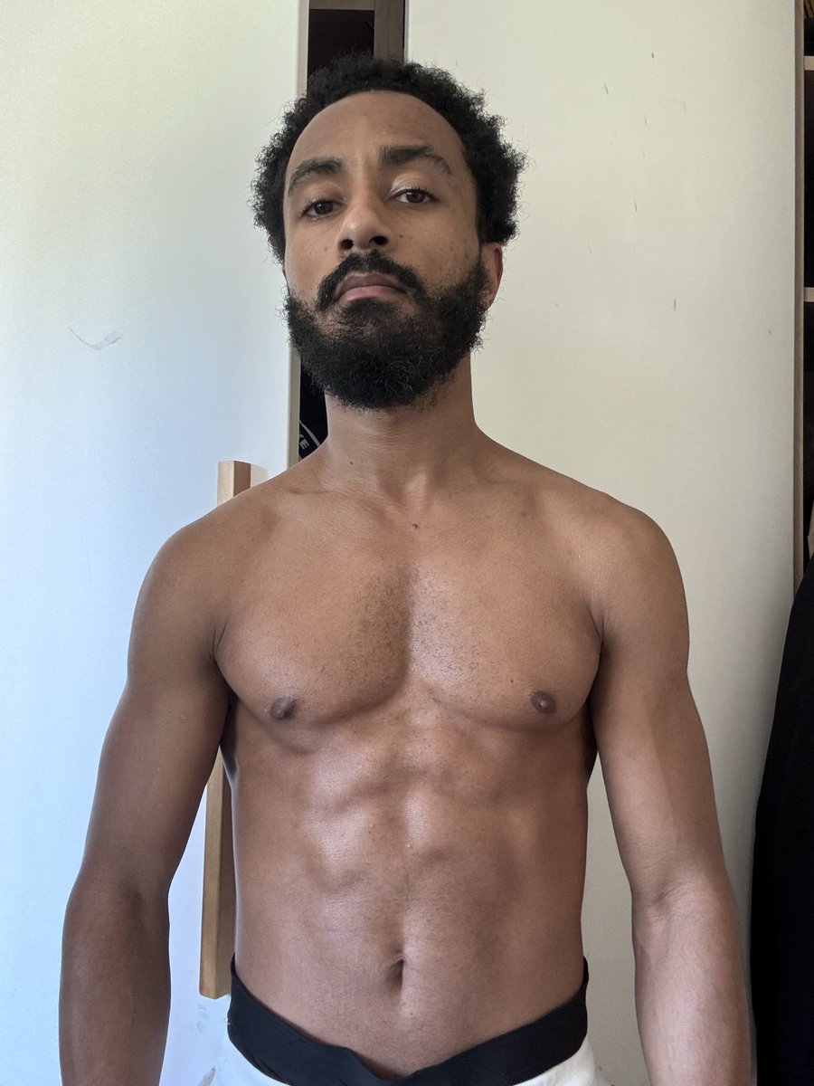 jhenderson127's tweet photo. Do we lose gains quickly? No, this is my body after 3 weeks of no training, and no diet. Breaks are needed. https://t.co/OqSCS5EcoW