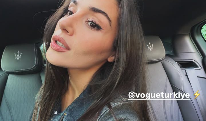 SiteHandeAR's tweet photo. ꒰ 👄𓂅 🍒 ꒱ 🍚🥢 ⊹ɞ  @|handemiyy via instagram stories » @vogueturkiye ⚡

 🍦‧₊˚ 🍶˚ ~ #HandeErçel ~ https://t.co/QGIxGdMG4d