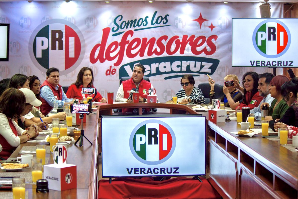 PRIVeracruz_'s tweet photo. 📰📰📰 || PRI presentará iniciativa para eliminar el fuero a la Gobernadora: @AdolfoRamirezA5 

• También incluirá a sus secretarios de despacho.

Xalapa, Ver., a 21 de septiembre de 2026. En conferencia de prensa, la dirigencia estatal del Partido Revolucionario Institucional en Veracruz, encabezada por Adolfo Ramírez Arana y @CarolinaGudio16, recordó la iniciativa presentada por la gobernadora Rocío Nahle, que busca eliminar la inmunidad procesal penal de autoridades municipales: presidentes municipales, integrantes de concejos municipales y síndicos.

En ese sentido, Ramírez Arana indicó: “El PRI se pronuncia enérgicamente en contra; no debemos aprobar esta iniciativa. Se presta a lo que se ha venido dando: persecución política y amenazas a los alcaldes. Los están amedrentando y condicionando. Desde las secretarías les dicen que los apoyos se les darán a cambio de que se pasen o apoyen al partido de Morena. Todas las secretarías que condicionan los apoyos, sus operadores políticos, están mandando a traer a los alcaldes del PRI Veracruz para decirles que se pasen a su partido y que, con eso, van a destrabar las gestiones que tienen atoradas en el Gobierno del Estado”.

Agregó, “Lo que ellos quieren es que, a quienes no los apoyen, puedan amenazarlos, amedrentarlos y, lo más grave, enjuiciarlos. El llamado desde aquí es a los alcaldes: que no le aprueben esta iniciativa. Es momento de estar unidos. Morena por sí solo ganó 11 municipios; los que no son de Morena, que lo piensen muy bien. El llamado es para los del Verde, del PT, de MC, del PAN y del PRI: hay que frenarla. Necesitan que 107 ayuntamientos la aprueben y, desde ahí, se tiene que frenar esto”.

El líder estatal priista anunció, “El PRI, en la siguiente sesión, presentará una iniciativa de ley para que se elimine el fuero de la gobernadora y de sus secretarios de Estado. A ver cómo los cínicos y sinvergüenzas nos justifican votar en contra de esta iniciativa. Si el argumento es que pueda procesarse a un servidor público que fue electo, pues también que se pueda procesar a sus secretarios de Estado, que son designados, y que se presta a que pueda haber ahí complicidad”.

Finalmente, cuestionó: “¿Qué van a hacer cuando haya una iniciativa con los mismos argumentos que dio la gobernadora, pero para quitarle el fuero a ella y a sus secretarios de Estado? Que nos argumenten. En el Congreso local, la presentará en la próxima sesión nuestra diputada Ana Rosa Valdés”. 
@alitomorenoc @PRI_Nacional