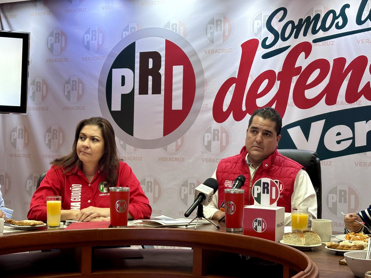 PRIVeracruz_'s tweet photo. 📰📰📰 || PRI presentará iniciativa para eliminar el fuero a la Gobernadora: @AdolfoRamirezA5 

• También incluirá a sus secretarios de despacho.

Xalapa, Ver., a 21 de septiembre de 2026. En conferencia de prensa, la dirigencia estatal del Partido Revolucionario Institucional en Veracruz, encabezada por Adolfo Ramírez Arana y @CarolinaGudio16, recordó la iniciativa presentada por la gobernadora Rocío Nahle, que busca eliminar la inmunidad procesal penal de autoridades municipales: presidentes municipales, integrantes de concejos municipales y síndicos.

En ese sentido, Ramírez Arana indicó: “El PRI se pronuncia enérgicamente en contra; no debemos aprobar esta iniciativa. Se presta a lo que se ha venido dando: persecución política y amenazas a los alcaldes. Los están amedrentando y condicionando. Desde las secretarías les dicen que los apoyos se les darán a cambio de que se pasen o apoyen al partido de Morena. Todas las secretarías que condicionan los apoyos, sus operadores políticos, están mandando a traer a los alcaldes del PRI Veracruz para decirles que se pasen a su partido y que, con eso, van a destrabar las gestiones que tienen atoradas en el Gobierno del Estado”.

Agregó, “Lo que ellos quieren es que, a quienes no los apoyen, puedan amenazarlos, amedrentarlos y, lo más grave, enjuiciarlos. El llamado desde aquí es a los alcaldes: que no le aprueben esta iniciativa. Es momento de estar unidos. Morena por sí solo ganó 11 municipios; los que no son de Morena, que lo piensen muy bien. El llamado es para los del Verde, del PT, de MC, del PAN y del PRI: hay que frenarla. Necesitan que 107 ayuntamientos la aprueben y, desde ahí, se tiene que frenar esto”.

El líder estatal priista anunció, “El PRI, en la siguiente sesión, presentará una iniciativa de ley para que se elimine el fuero de la gobernadora y de sus secretarios de Estado. A ver cómo los cínicos y sinvergüenzas nos justifican votar en contra de esta iniciativa. Si el argumento es que pueda procesarse a un servidor público que fue electo, pues también que se pueda procesar a sus secretarios de Estado, que son designados, y que se presta a que pueda haber ahí complicidad”.

Finalmente, cuestionó: “¿Qué van a hacer cuando haya una iniciativa con los mismos argumentos que dio la gobernadora, pero para quitarle el fuero a ella y a sus secretarios de Estado? Que nos argumenten. En el Congreso local, la presentará en la próxima sesión nuestra diputada Ana Rosa Valdés”. 
@alitomorenoc @PRI_Nacional