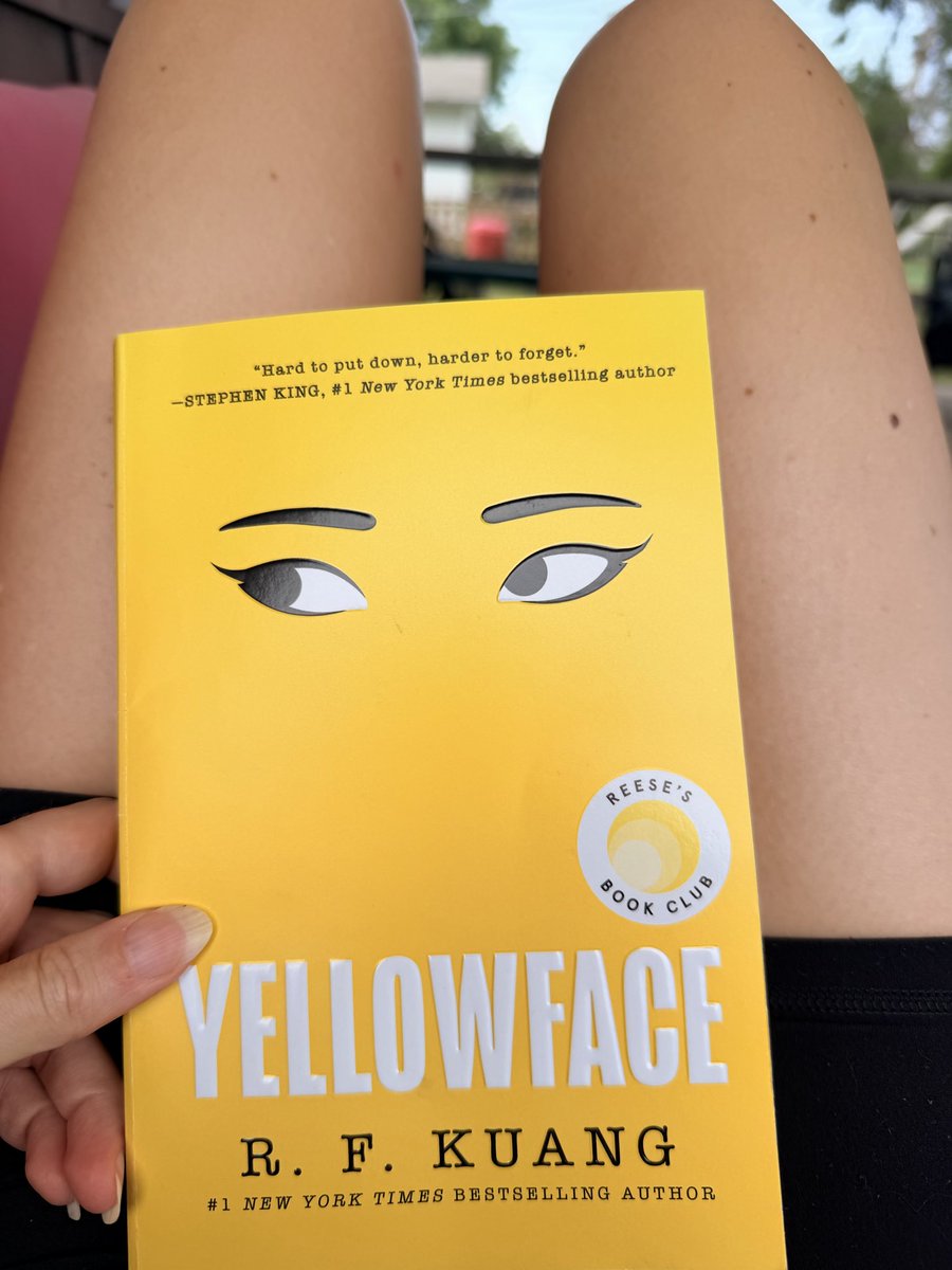 TaraSavelo's tweet photo. what books are you reading? https://t.co/E3wRsOhjra
