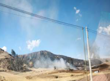 COENPeru's tweet photo. Junín: el 20/9 se registró un #IncendioForestal que causó daños a cobertura natural en el sector Puchucocha, distrito Acolla, provincia Jauja. Efectivos de @cgbvpoficial lograron extinguir el fuego. Municipalidad distrital elabora la #EDAN. https://t.co/FQZwugmECN