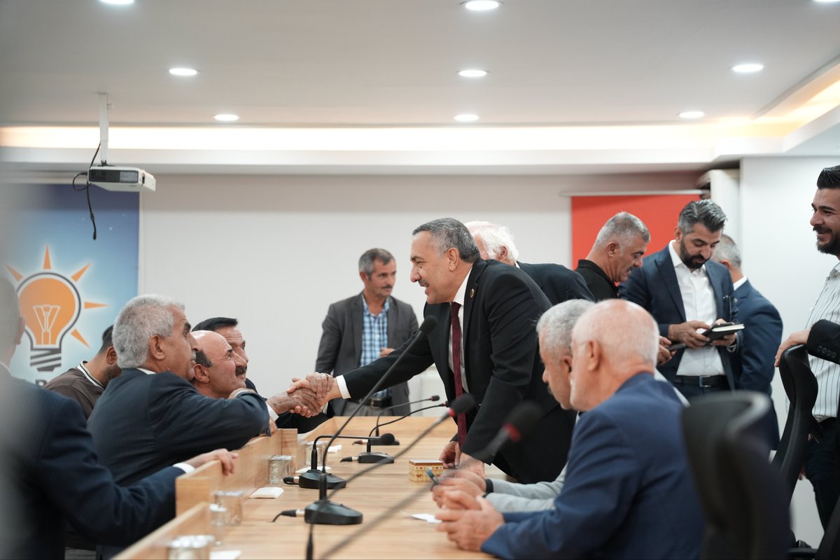 AK_PartiVan's tweet photo. İl Başkanımız Abdulahat Arvas, il binamızda hemşehrilerimizi ağırlayarak vatandaşlarımızın talep, öneri ve beklentilerini doğrudan dinledi.

Yoğun ilginin yaşandığı buluşmalarda Her bir hemşehrimizin sesine kulak veriyor, iletilen talepleri ilgili yerlere iletiyoruz.

Birlikte dinliyor, birlikte çözüm üretiyor; hemşehrilerimizle aynı gönül yolunda yürümeyi sürdürüyoruz.
@akparti
@abuyukgumus 
@MustafaAlkayis 
@Recep_ayd25