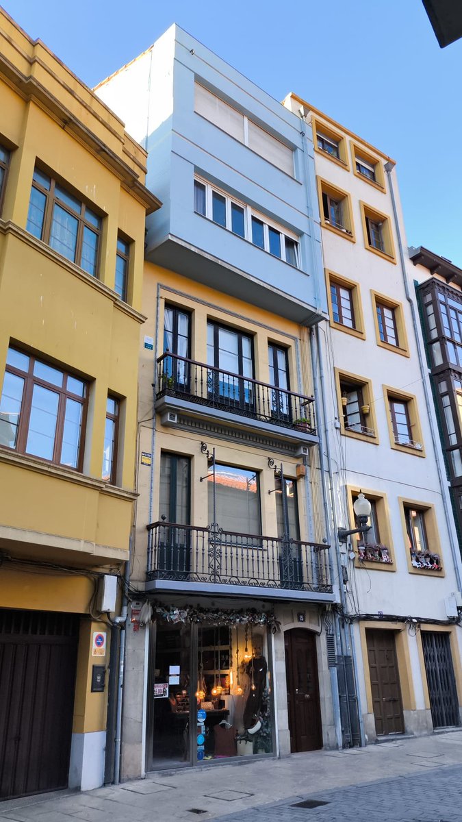 DavidAlonsoMed's tweet photo. En #Aviles nos encontramos con uno de esos fascinantes "aterrizajes" sobre un edificio historico de 1917. Histórico, catalogado y protegido; el debate sobre los recrecidos sigue, sin duda, plenamente abierto. https://t.co/8hR4fUaGN0
