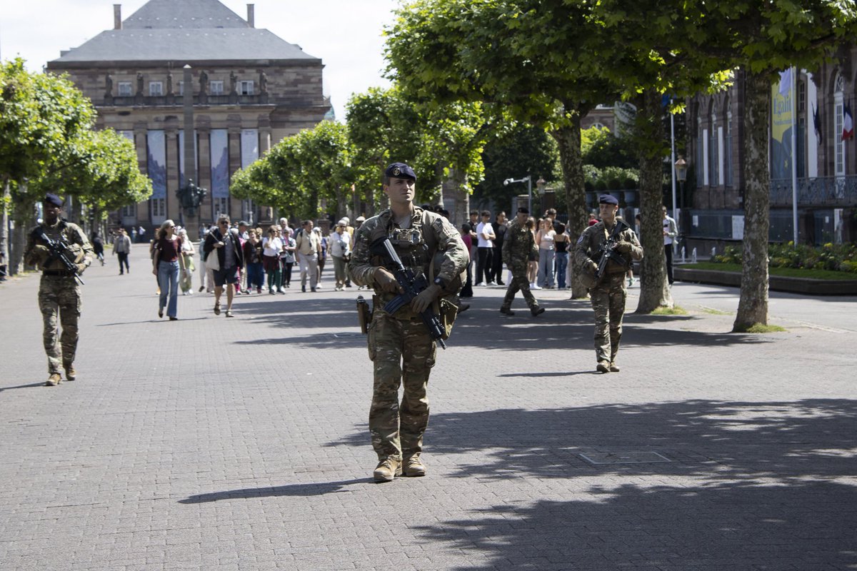 EtatMajorFR's tweet photo. 📍 France | Sentinelle : présents pour protéger notre patrimoine et ses amoureux
 
🏛️ Mobilisés à l'occasion des Journées européennes du patrimoine, les militaires engagés dans l’opération Sentinelle ont veillé à ce que cet événement phare se déroule dans les meilleures conditions de sécurité.
 
🎯 La mission : patrouiller à proximité des lieux recevant du public, en étroite coordination avec les forces de sécurité intérieures, assurant une présence rassurante pour les visiteurs français et étrangers.
 
Un engagement discret mais déterminant, qui participe directement aux événements majeurs du pays en protégeant nos concitoyens, notre territoire et notre patrimoine. 🇫🇷
