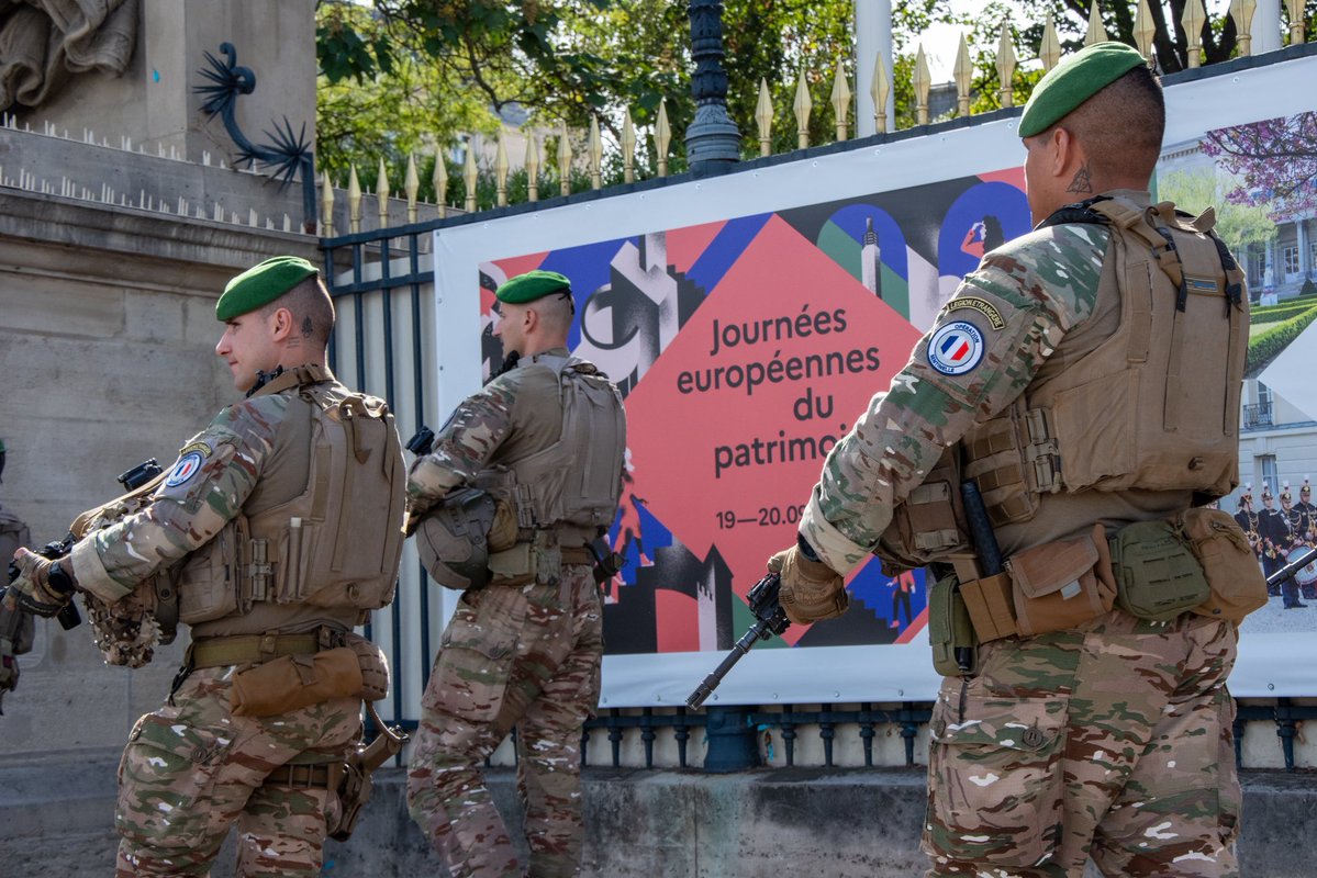 EtatMajorFR's tweet photo. 📍 France | Sentinelle : présents pour protéger notre patrimoine et ses amoureux
 
🏛️ Mobilisés à l'occasion des Journées européennes du patrimoine, les militaires engagés dans l’opération Sentinelle ont veillé à ce que cet événement phare se déroule dans les meilleures conditions de sécurité.
 
🎯 La mission : patrouiller à proximité des lieux recevant du public, en étroite coordination avec les forces de sécurité intérieures, assurant une présence rassurante pour les visiteurs français et étrangers.
 
Un engagement discret mais déterminant, qui participe directement aux événements majeurs du pays en protégeant nos concitoyens, notre territoire et notre patrimoine. 🇫🇷