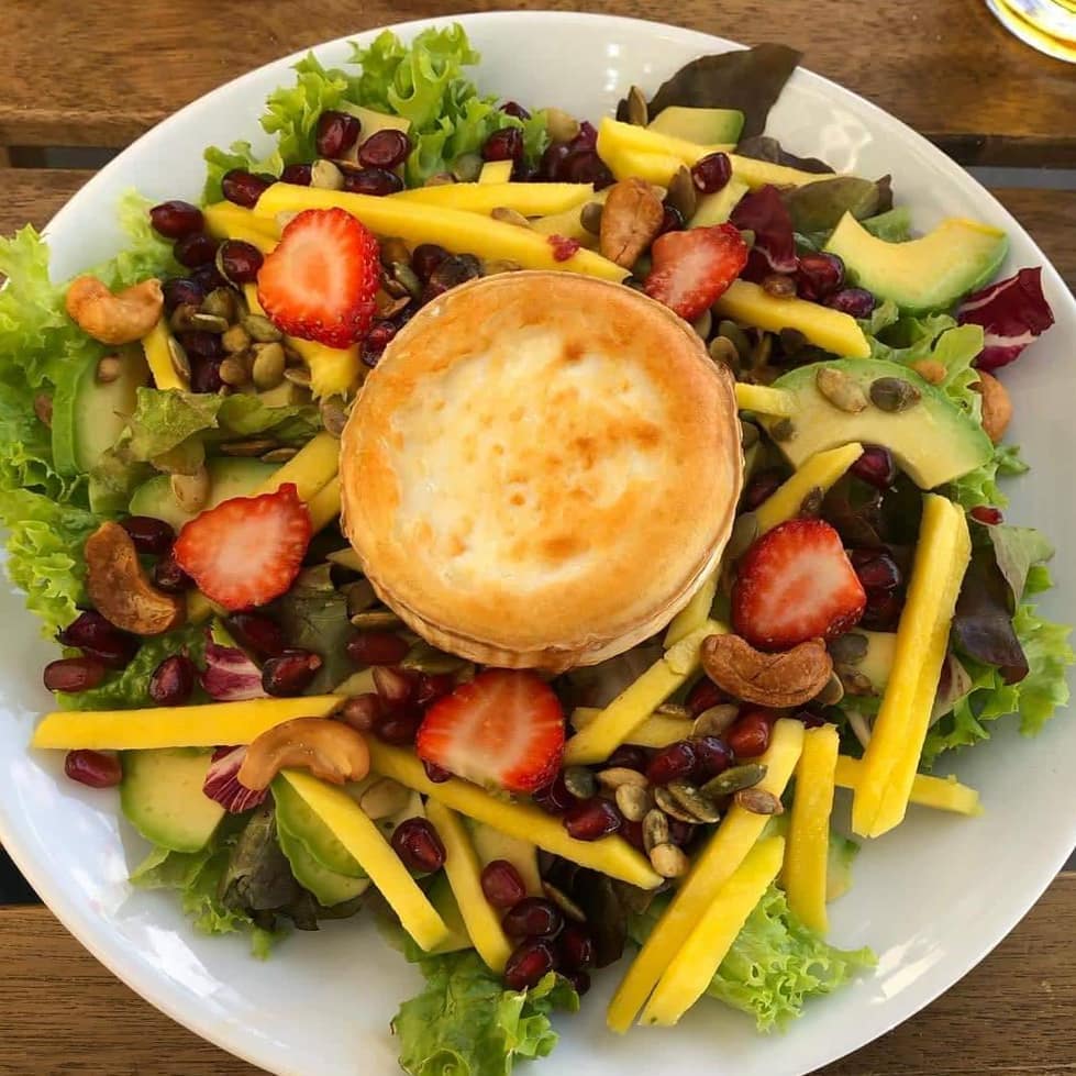 allisonrivera5o's tweet photo. Fruit, nuts, cheese, and a meal. https://t.co/opcZ95oFPG