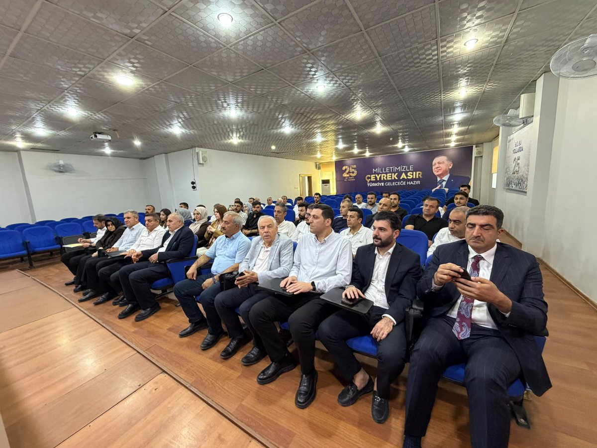 72akpartibatman's tweet photo. 📍 AK Parti Batman İl Başkanlığı

İl Başkanımız Sn. @SansiHuseyin başkanlığında İl Yönetim Kurulu toplantımızı gerçekleştirdik.

Teşkilat çalışmalarımızı, gündemimizi ve Batman’ımız için hayata geçirilen hizmetleri istişare ettik.

#TürkiyeYüzyılı #Batman #AKParti https://t.co/dPz6CTti53