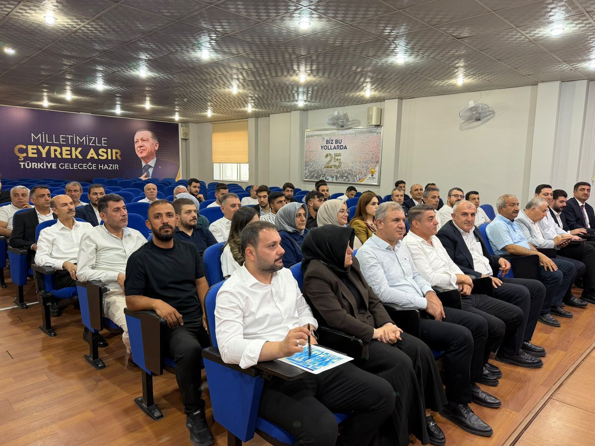 72akpartibatman's tweet photo. 📍 AK Parti Batman İl Başkanlığı

İl Başkanımız Sn. @SansiHuseyin başkanlığında İl Yönetim Kurulu toplantımızı gerçekleştirdik.

Teşkilat çalışmalarımızı, gündemimizi ve Batman’ımız için hayata geçirilen hizmetleri istişare ettik.

#TürkiyeYüzyılı #Batman #AKParti https://t.co/dPz6CTti53