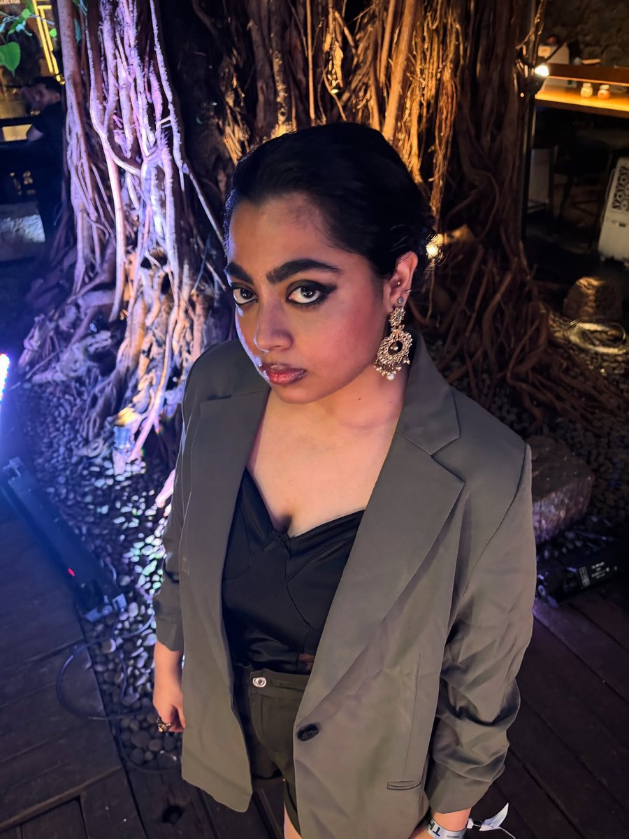 amelialopeztour's tweet photo. Where would I be without my chain? [fit check, jhumkas with a blazer, work?, aesthetic, Mumbai, explore feed] https://t.co/j009xJJTIh