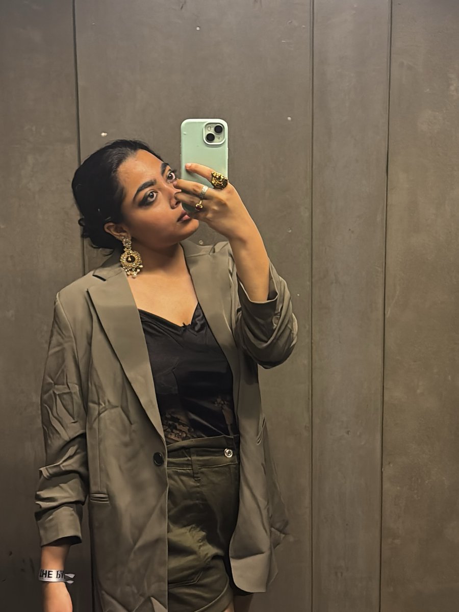amelialopeztour's tweet photo. Where would I be without my chain? [fit check, jhumkas with a blazer, work?, aesthetic, Mumbai, explore feed] https://t.co/j009xJJTIh