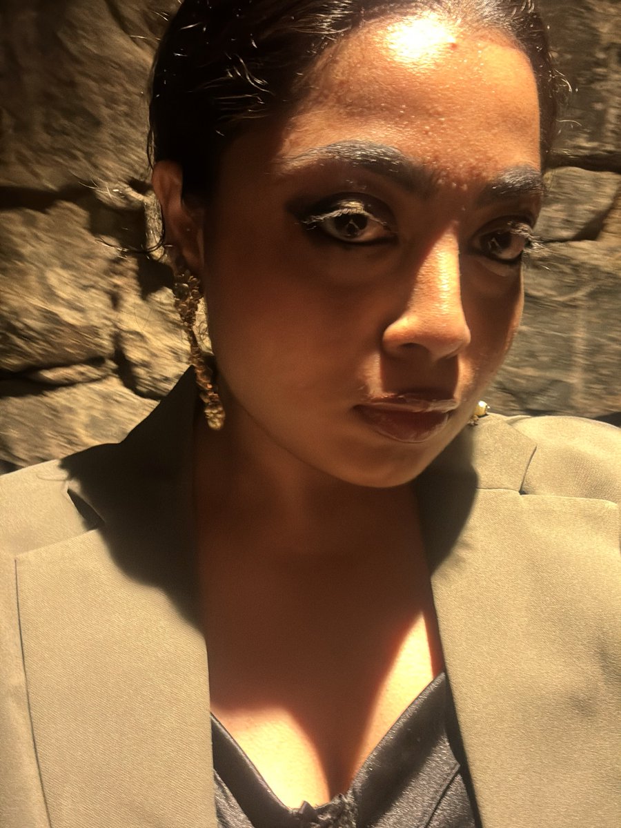 amelialopeztour's tweet photo. Where would I be without my chain? [fit check, jhumkas with a blazer, work?, aesthetic, Mumbai, explore feed] https://t.co/j009xJJTIh