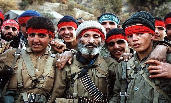 Hoda_joon's tweet photo. در عکس‌های دفاع مقدس،
دنبال تانک و سنگر نباشید؛
گاهی مهم‌ترین روایت،در گوشه تصویر و روی صورت آدم‌هاست.

#روایت_نصر
#مهر_مقاومت https://t.co/YHlQ9fAOeT