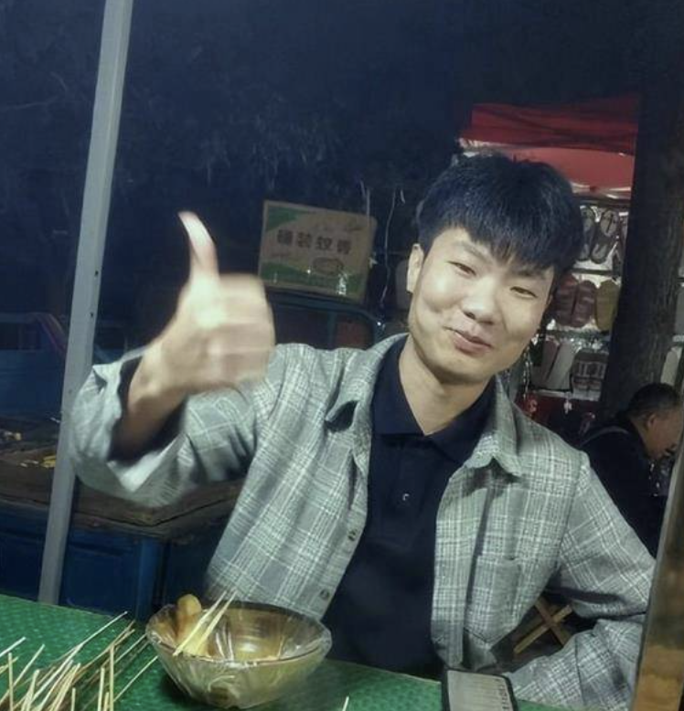 rabbit4cash's tweet photo. 好消息：b站虐猫博主杰克辣条被捅进icu了。捅他的是一位女子。女士大义，替天行道！希望杰克不要挺过去。

杰克辣条真名徐志辉，安徽阜阳人。2023年，他在小树林里虐猫，拔指甲、铁签穿刺、火烧，折磨了一个多小时，还拍成视频在QQ群分享。被治安拘留后，疑似再次开直播虐猫，还扬言模仿韩国N号房。 https://t.co/KeQLRIJNzd