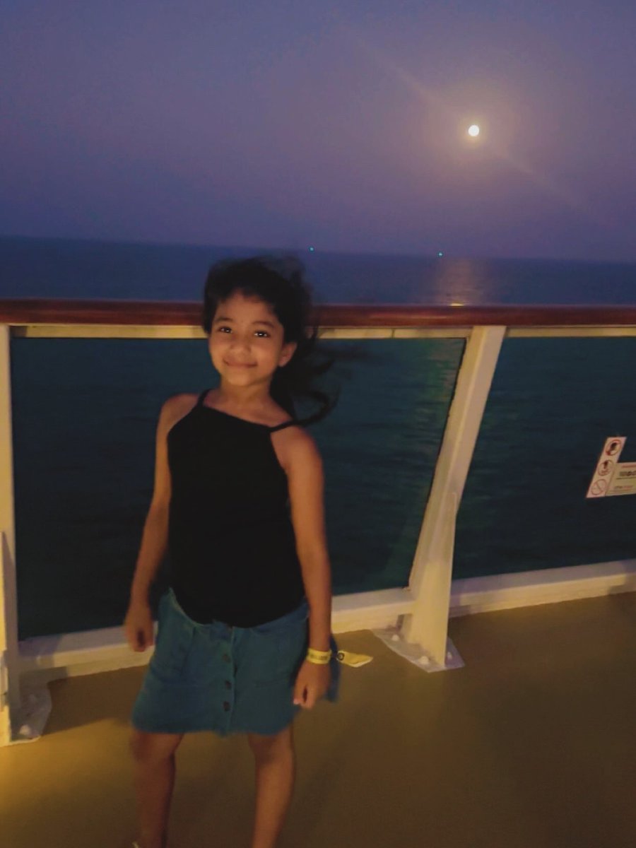 elarestergio's tweet photo. Shoot for the Moon. https://t.co/Mj7AqyXNnh