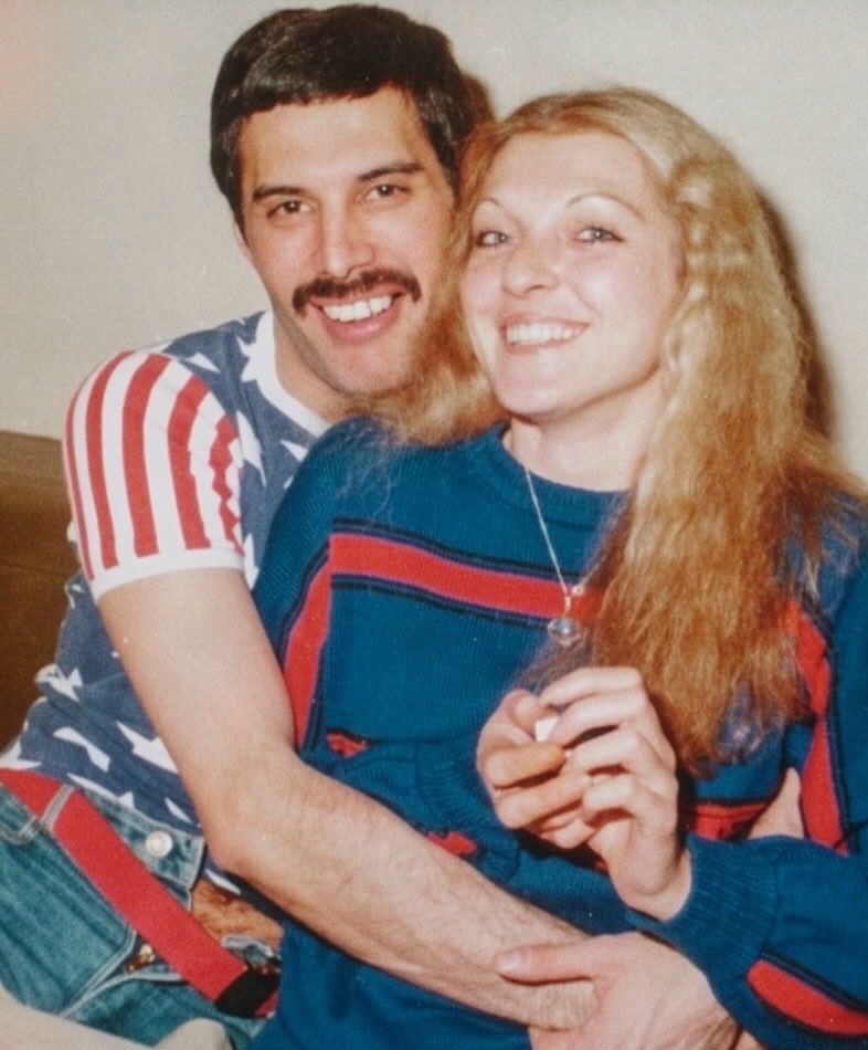 historyrock_'s tweet photo. Freddie Mercury and Mary Austin met in London in the late 60s.

He was still trying to make a name for himself as a musician, and she was working in a clothing store. They soon began a relationship and moved in together.

In 1976, Freddie told Mary that he was attracted to men. Their romantic relationship ended, though their bond did not. They remained close friends and shared many years of trust and affection. Mary was also there for him at various stages of his career.

When Freddie fell ill, Mary stayed by his side. She was with him during his final moments in 1991. Throughout his life, Freddie considered her an essential part of his life and even called her his “common-law wife.”