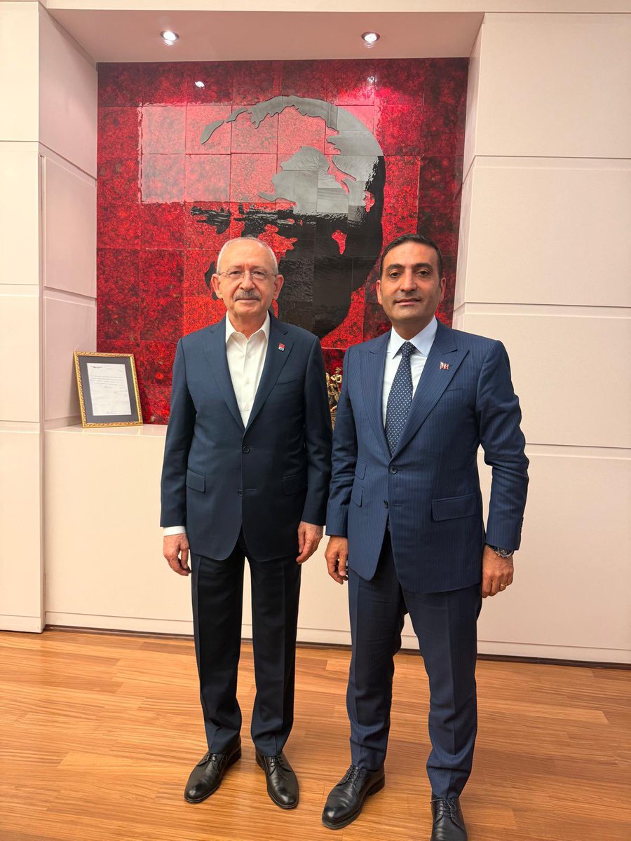 herkesicinCHP's tweet photo. Genel Başkanımız Kemal Kılıçdaroğlu, görevi boyunca halkçı belediyeciliğin eşsiz örneklerini sergileyen, tüm zorlu süreçlere rağmen Hak’tan ve halktan yana mücadelesinden vazgeçmeyen, atadan dededen partili, 33 yıllık CHP üyesi, 49 yıllık Beyoğlu’nun evladı Beyoğlu Belediye Başkanımız İnan Güney’i Genel Merkezimizde kabul etti.

Baba ocağımız öz evlatlarıyla her zaman güçlü!