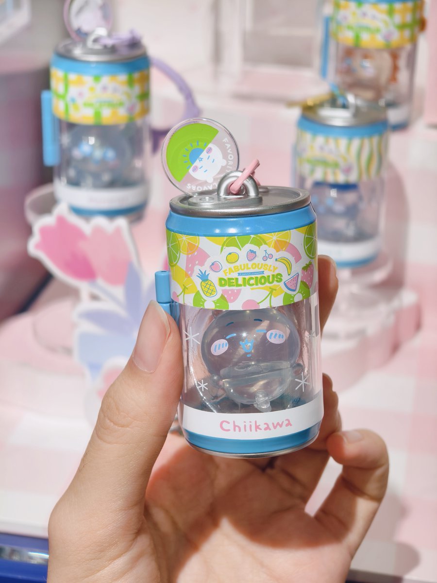 Misoku_store_jp's tweet photo. 🍓✨ちいかわ × MINISO フルーツシリーズ✨
フルーツ缶チャーム ミニフィギュア、
Misoku現地撮影でお届けします——！📸💕

このかわいさ、どうしたら写真で伝えられるんだろう……🥹💦
ちいかわたちが、みずみずしくて涼しげな
「フルーツ缶」になっちゃいました🍑🍓🍊✨

見ているだけでひんやり涼しくなるような、
かわいくて癒されるデザインにきゅん……♡

しかも、缶の中に入っているちいかわたちは
取り出して楽しむこともできます！✨
さらに、上部のフック部分まで
それぞれのキャラクターに合わせたデザインになっているんです👀💕

細かいところまでかわいい、
注目のフルーツシリーズです🍓✨

✧･ﾟ: ✧･ﾟ: :･ﾟ✧:･ﾟ✧ 
そして今回は、みなさんのご意見を募集中です👀 
「これ欲しい！」と思った方は、ぜひいいね♡で教えてください🫶🏻
 気になることやご意見があれば、コメントでもぜひ教えてください💬 

 みなさんの反応、お待ちしています！✨

#ちいかわ #ハチワレ #うさぎ #モモンガ #くりまんじゅう #ラッコ #シーサー #古本屋