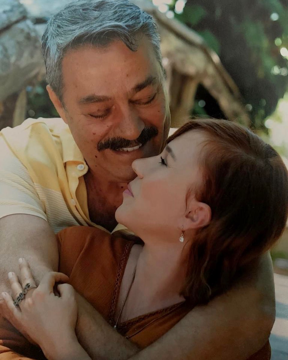 nedenttoldu's tweet photo. Kadir İnanır'ın avukatı, sanatçının tüm mirasını Jülide Kural'a bıraktığını açıkladı.

2022'de noterde hazırlanan vasiyete göre usta sanatçının, uzun yıllar hayat arkadaşı olan Jülide Kural'a bıraktıkları:

• Üç otomobili
• Gayrimenkullerdeki tüm hak ve hisseleri
• Bankalardaki ve yatırım hesaplarındaki tüm parası ve faizleri
• Koleksiyonları gibi maddi-manevi değeri olan tüm eşyaları
• Sanat eserleri
• Tüm alacak hakları
• Tüm telif hakları
• Hayatının belgesel yapılmasına ve adına kurulacak dernek, vakıf, park ya da sanat merkezi gibi girişimlere izin verme hakkı, telif haklarıyla birlikte

Vasiyet yedek mirasçıları da belirliyor: Kural hayatta olmasaydı miras İnsan Hakları Derneği, Türkiye İnsan Hakları Vakfı ve Nesin Vakfı arasında eşit olarak paylaştırılacaktı. [T24]