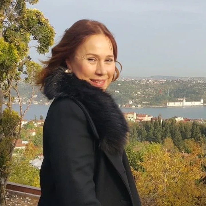 nedenttoldu's tweet photo. Kadir İnanır'ın avukatı, sanatçının tüm mirasını Jülide Kural'a bıraktığını açıkladı.

2022'de noterde hazırlanan vasiyete göre usta sanatçının, uzun yıllar hayat arkadaşı olan Jülide Kural'a bıraktıkları:

• Üç otomobili
• Gayrimenkullerdeki tüm hak ve hisseleri
• Bankalardaki ve yatırım hesaplarındaki tüm parası ve faizleri
• Koleksiyonları gibi maddi-manevi değeri olan tüm eşyaları
• Sanat eserleri
• Tüm alacak hakları
• Tüm telif hakları
• Hayatının belgesel yapılmasına ve adına kurulacak dernek, vakıf, park ya da sanat merkezi gibi girişimlere izin verme hakkı, telif haklarıyla birlikte

Vasiyet yedek mirasçıları da belirliyor: Kural hayatta olmasaydı miras İnsan Hakları Derneği, Türkiye İnsan Hakları Vakfı ve Nesin Vakfı arasında eşit olarak paylaştırılacaktı. [T24]