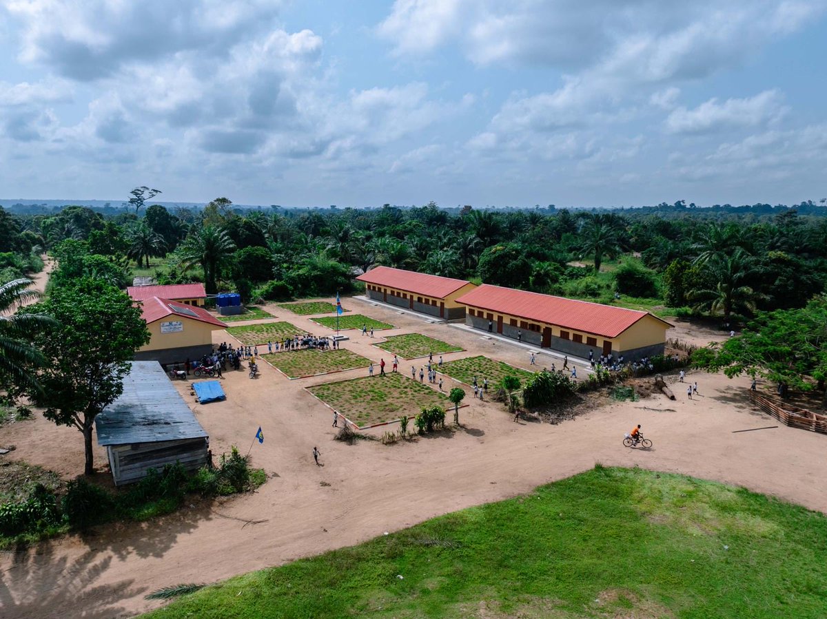 PNUDRDC's tweet photo. 🕊️ En cette Journée internationale de la #paix, le Gouvernement investit au cœur des territoires à travers le @PDL145T_RDC en #RDC.
En améliоrant l’accès à la santé, à l’éducation et aux services de base, ces investissements restaurent la dignité, renforcent la cohésion sociale et créent des opportunités d'emploi pour les jeunes et les femmes.
Des communautés plus fortes pour une paix juste, inclusive et durable. 🇨🇩

#JournéeDeLaPaix